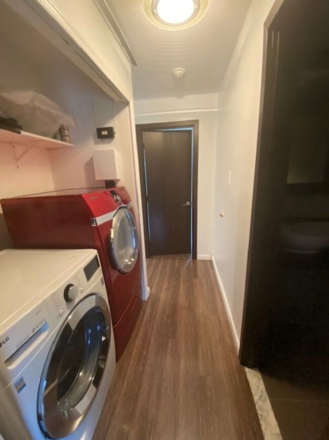 Building Photo - Two Bedroom Three Bathroom Condo in Hollan...