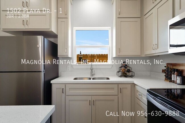 Building Photo - 1502 Playa Dr