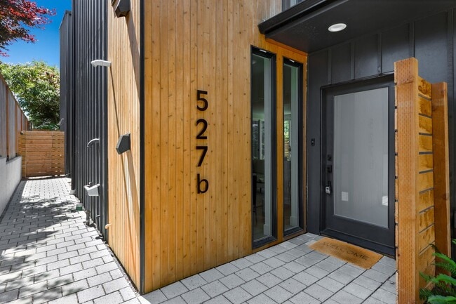 Building Photo - 2bd/1.5ba Seattle Condo