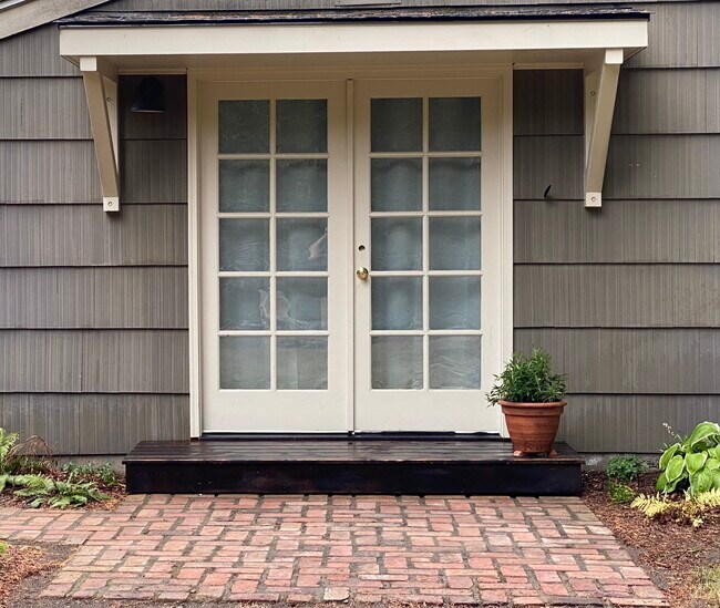 Apartment entrance - 15539 Ashworth Ave N