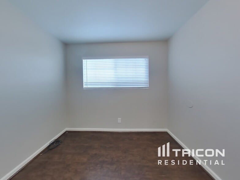 Building Photo - 325 Ladera Dr