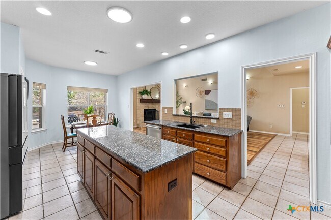 Building Photo - 1060 Great Oaks Dr