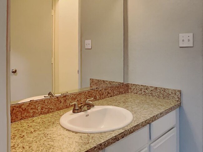 Building Photo - Charming 3BR Home for Rent in Hillside Heights, Dallas TX | Vaulted Ceilings | 2-Car Garage | Pet...