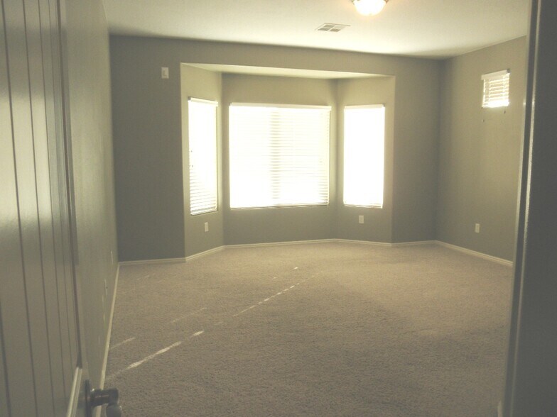 Building Photo - 1220 N Spring Valley Dr