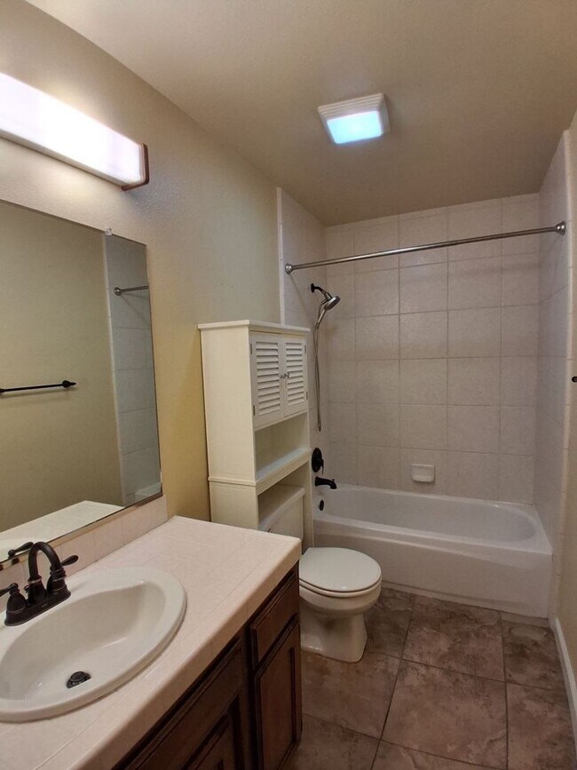 Building Photo - Charming Well-Maintained 3-Bed Fresno House!