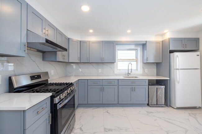 Building Photo - 100 W 46th St