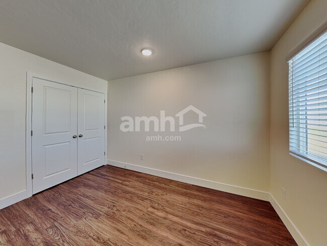 Building Photo - 901 N Barkvine Ave