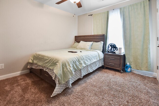 Building Photo - Pet Friendly Four Bedroom!