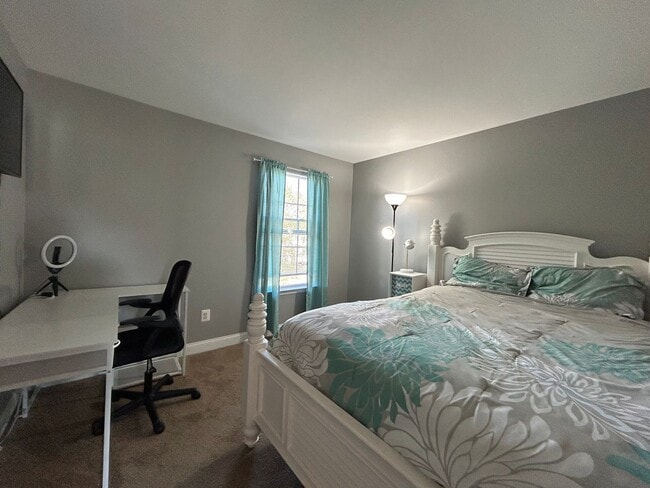 Building Photo - 84 Laks Ct