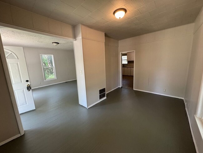 Building Photo - $795 - 2 bed 1 bath - Single Family Home