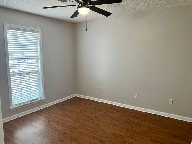Building Photo - 2105 Sheffield Dr