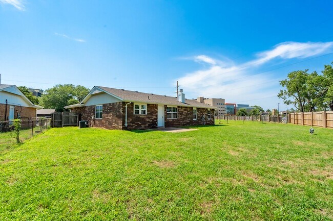 Building Photo - 3 Bed | 1 Bath in West Tulsa!