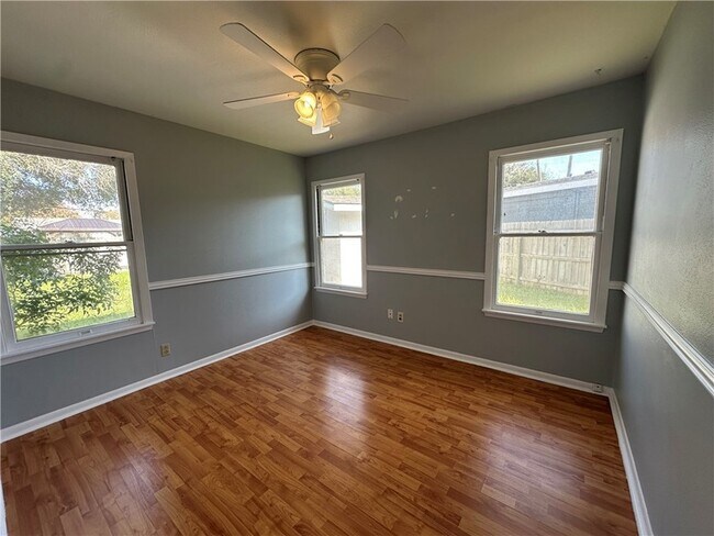 Building Photo - 117 Holly Dr