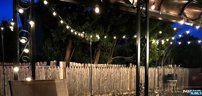 Building Photo - 542 Nagle St