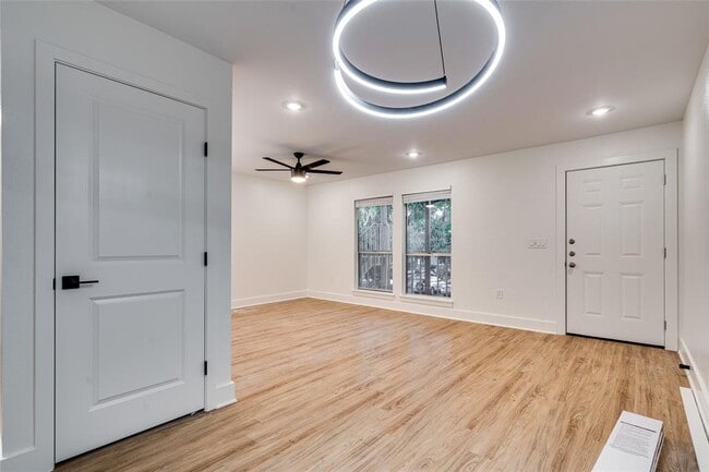 Building Photo - 704 W 21st St