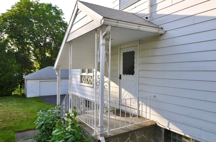 Building Photo - 109 Beethoven St