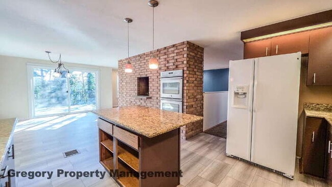 Building Photo - Spacious 5-Bedroom Kirkland Home – Daylight Basement, RV Parking, Quiet Private Drive & Top Schools!