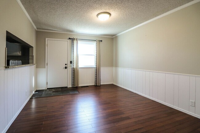 Building Photo - 4 bedroom, 2 1/2 bath, 2 car garage located in the quiet Summit View subdivision.