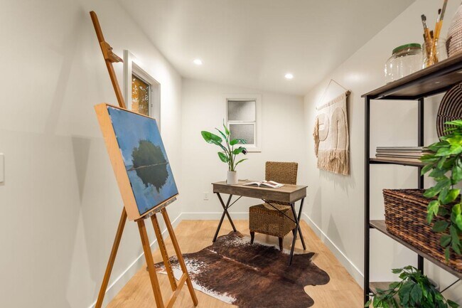 Building Photo - 915 E Matilija St