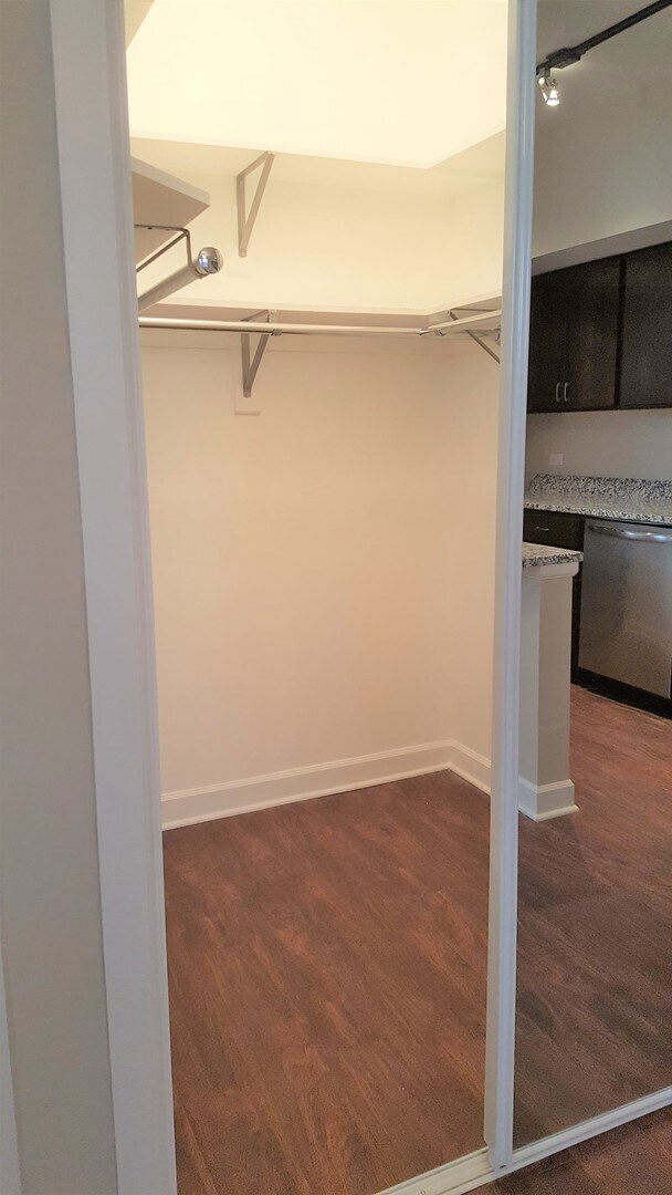 Building Photo - 432 W Belmont Ave