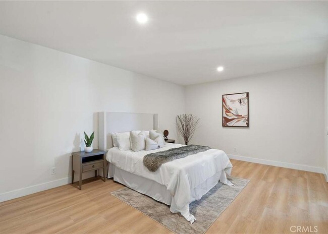 Building Photo - 5411 Tyrone Ave