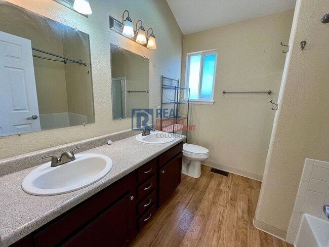 Building Photo - 5225 Deephaven Ct