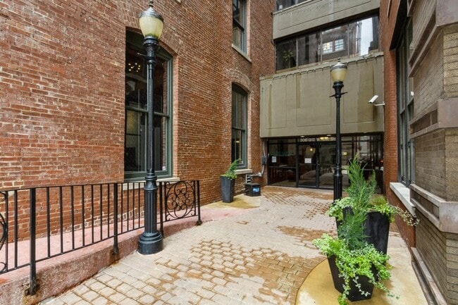 Building Photo - 308 W 8th St