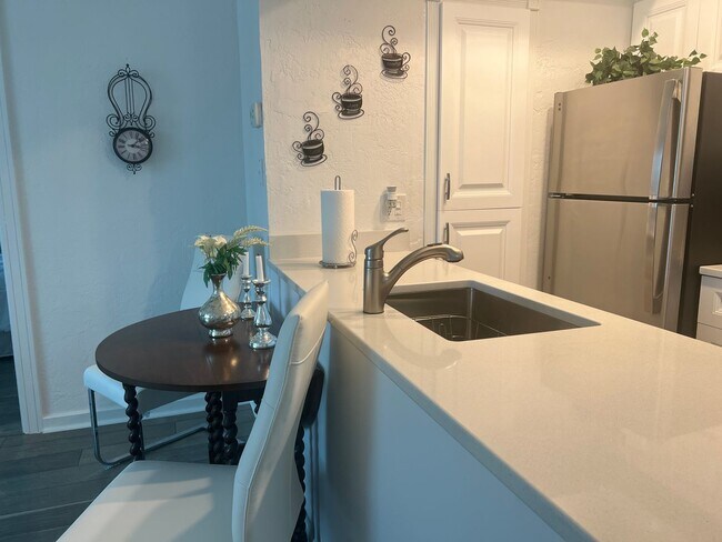 Building Photo - NEW PRICE on Adorable 1BR/1BA Condo in Downtown Venice