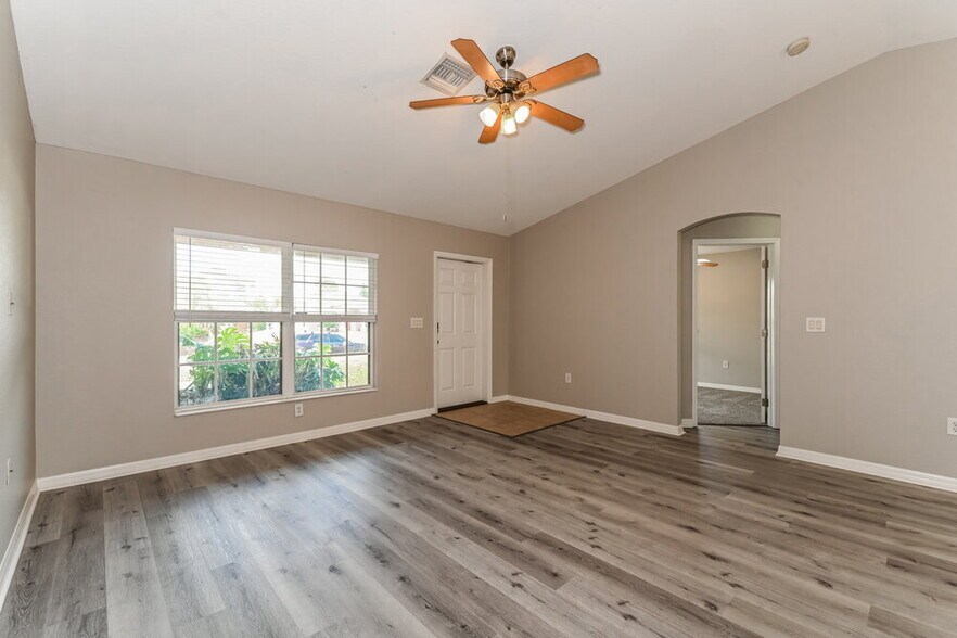 Building Photo - 917 Hillcrest Ave