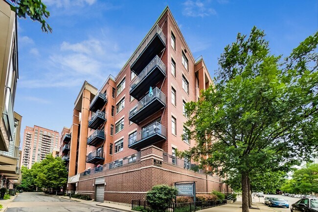 Building Photo - 330 N Clinton St