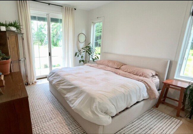 Building Photo - 3-bedroom, 2.5 bathroom furnished home in Saint Joseph