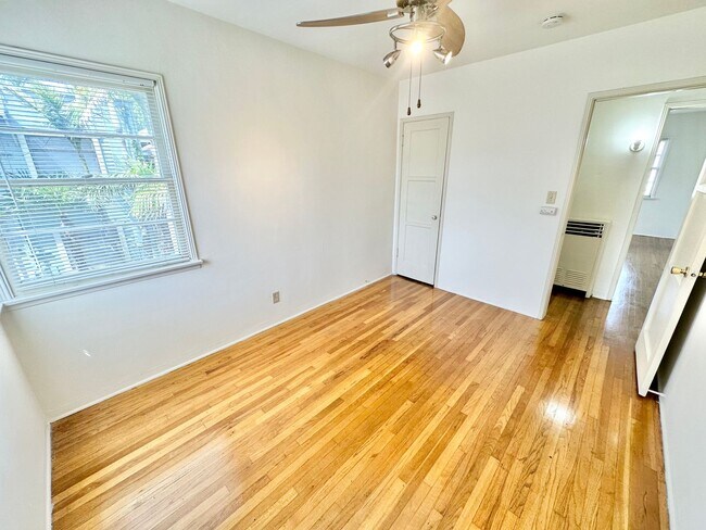 Building Photo - Bright & Private Top-Floor 2BR in Alamitos Beach