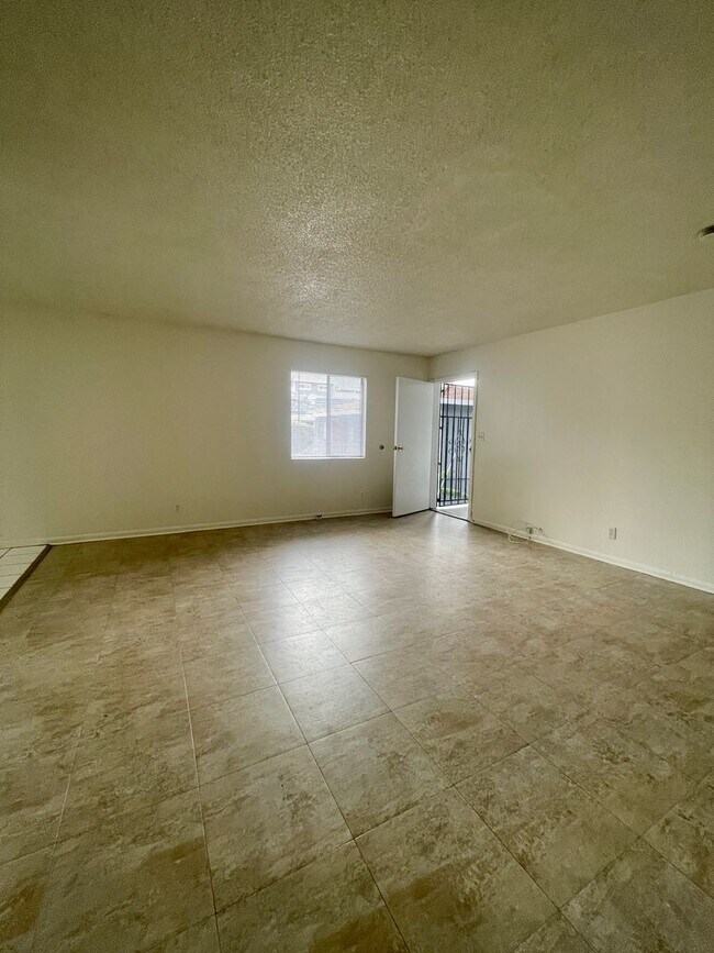 Building Photo - Specious 2 Bedrooms 1 Bathroom with Parkin...
