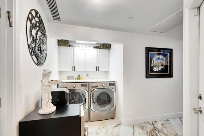 Building Photo - 301 del Sol Cir