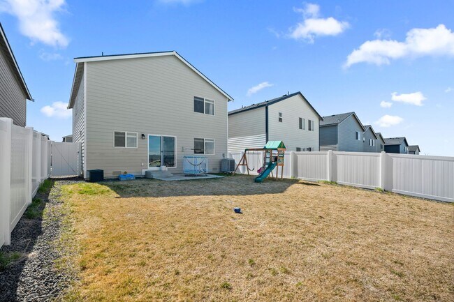 Building Photo - Beautiful 2022 Built Home With Views!