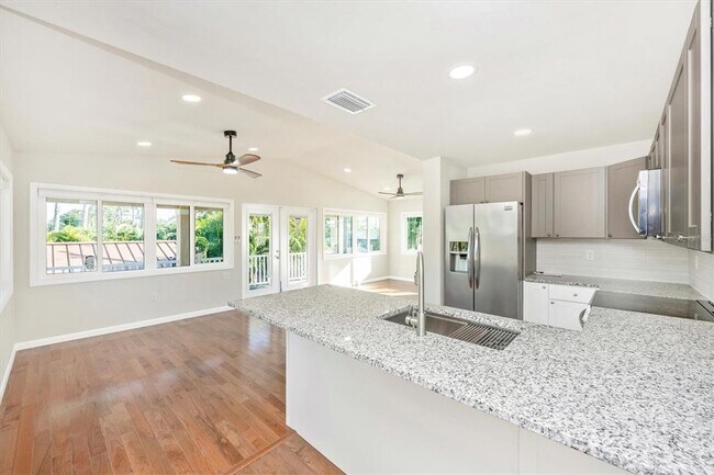 Building Photo - 907 Riviera St