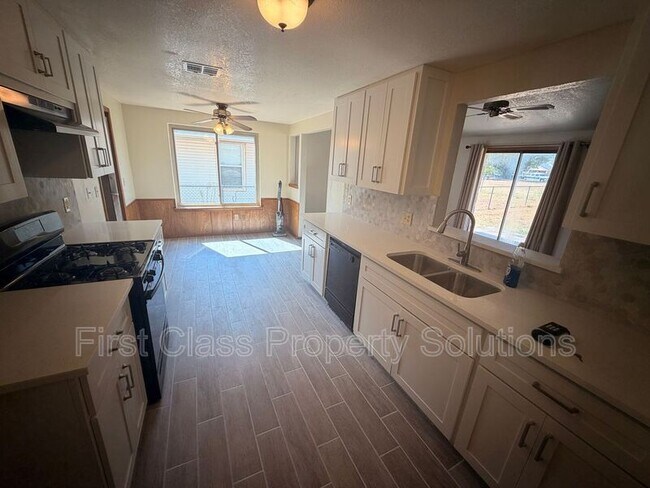 Building Photo - 8613 E Parkridge Dr