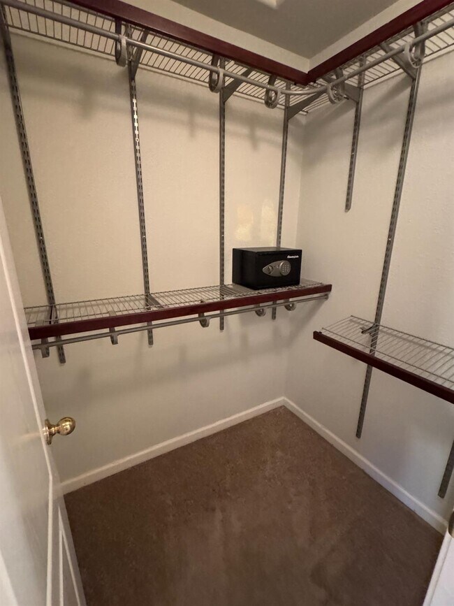 Building Photo - 5731 N Tracy Ave