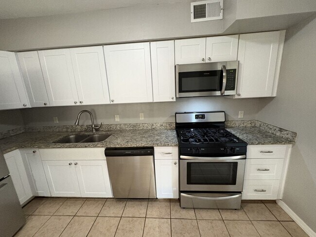 Building Photo - Central Tucson, close to University of Arizona and more!!!