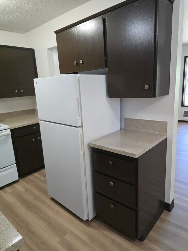 Building Photo - Incredible Value!  Upstairs Pet Friendly 2...