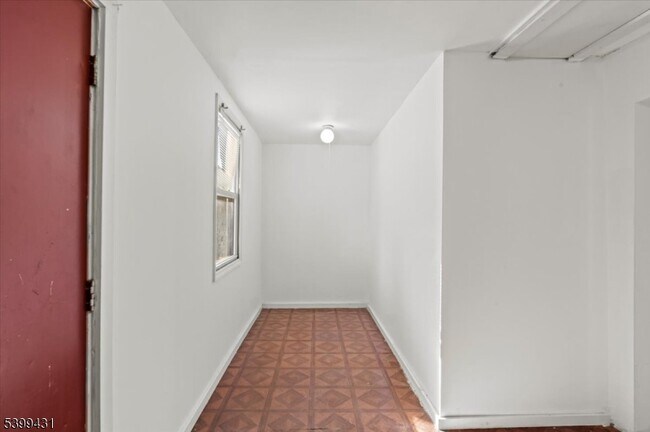 Building Photo - 512 Union Ave