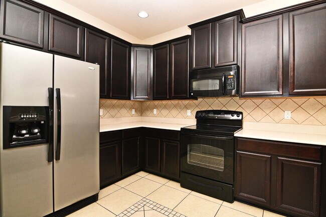 Building Photo - Lovely Town Home Available