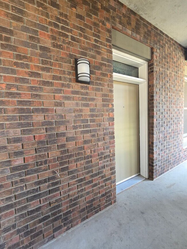 Building Photo - Beautiful 2BR , 2BA 2nd floor loft in East...
