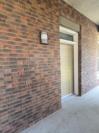 Building Photo - Beautiful 2BR , 2BA 2nd floor loft in East...