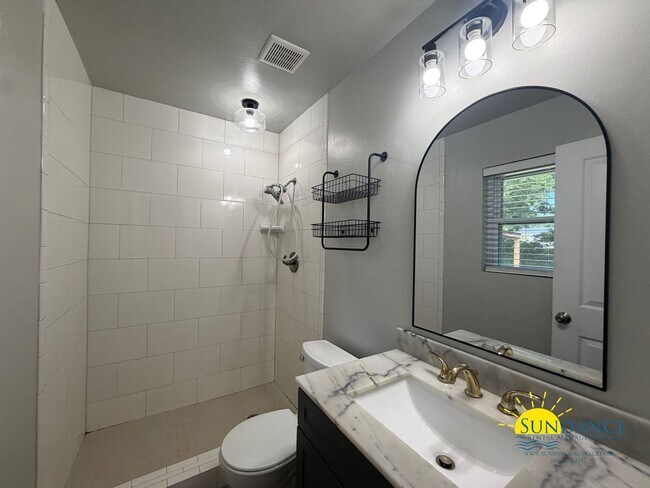 Building Photo - Great 3 Bedroom Home in Fort Walton Beach with Solar Panels-Near Hurlburt Field!