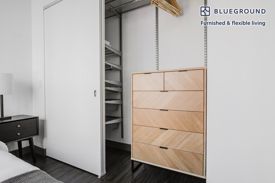 Building Photo - 215 W Lake St