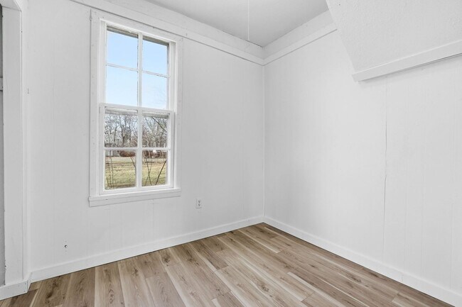 Building Photo - Stylish 2BR with Modern Upgrades