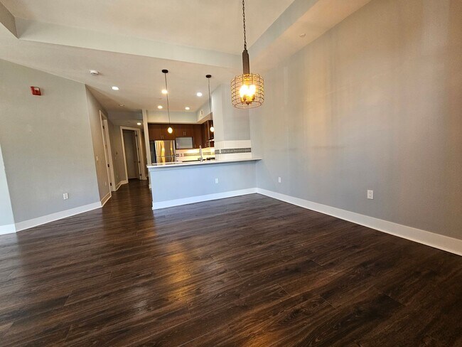 Building Photo - Congress Park High Rise Living! Huge Main Floor 2 Bed 2 Bath