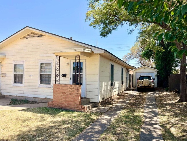 Building Photo - Charm, Comfort and Convenience!