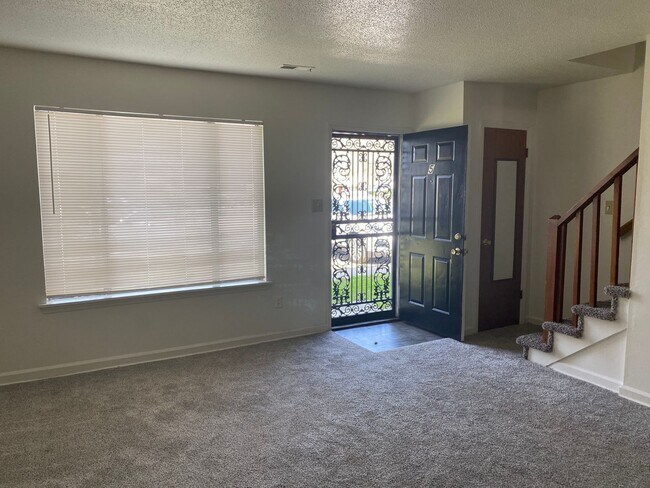 Building Photo - 2 bedroom, 1.5 bath end unit Townhouse near Forest Hills Shopping Center and Downtown Durham NC